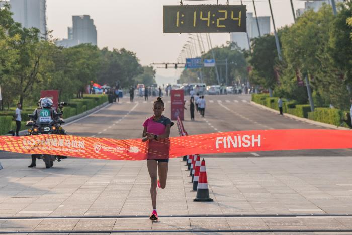 2023大同摇滚马拉松开赛：7000余名选手齐聚古都，