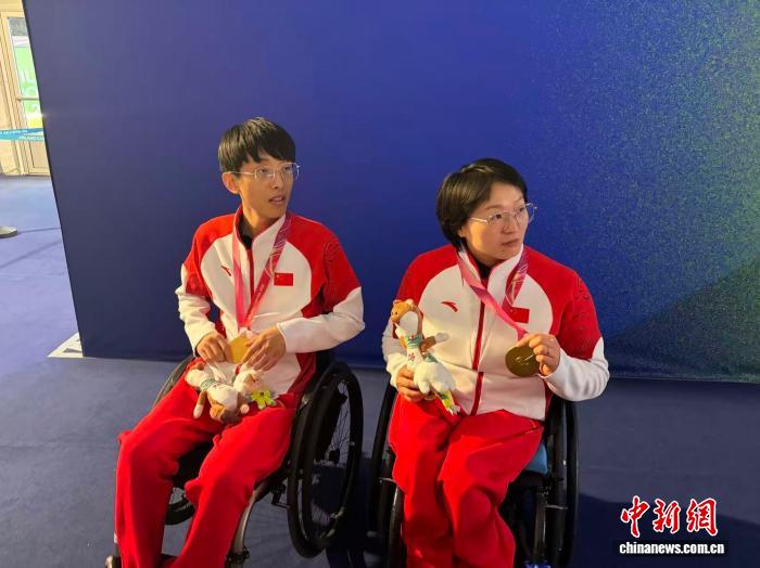中国轮椅冰壶混双组合斩获冬残奥会历史首金