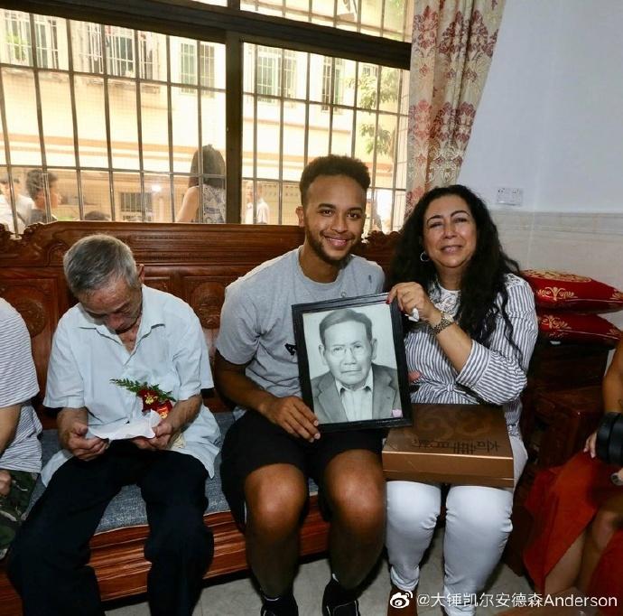 李凯尔晒母子合照引归化猜测