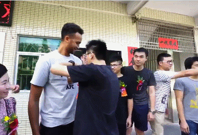 李凯尔晒母子合照引归化猜测