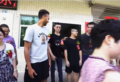 李凯尔晒母子合照引归化猜测