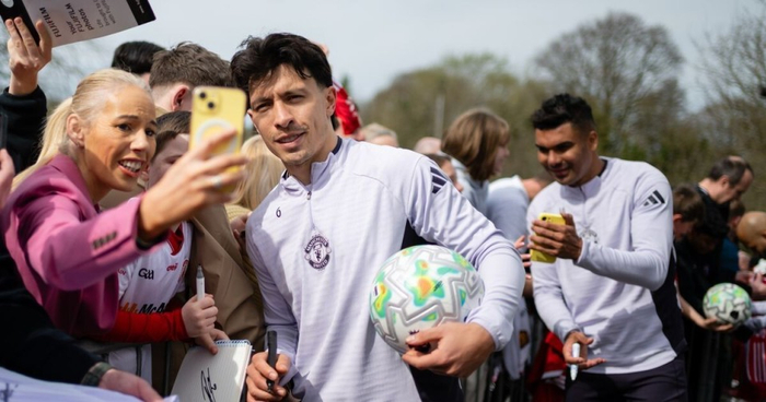 曼联后防危机：马丁内斯伤病隐患与德利赫特伤